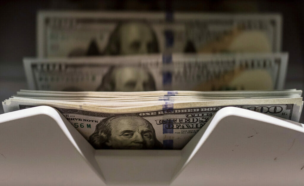 Доллар немного подешевел