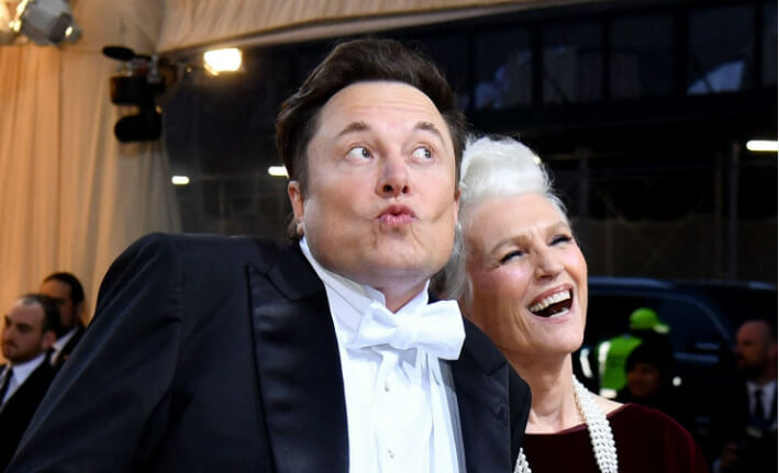 Мама сказала «нет»! Мать Маска «отменила» его бой с Цукербергом