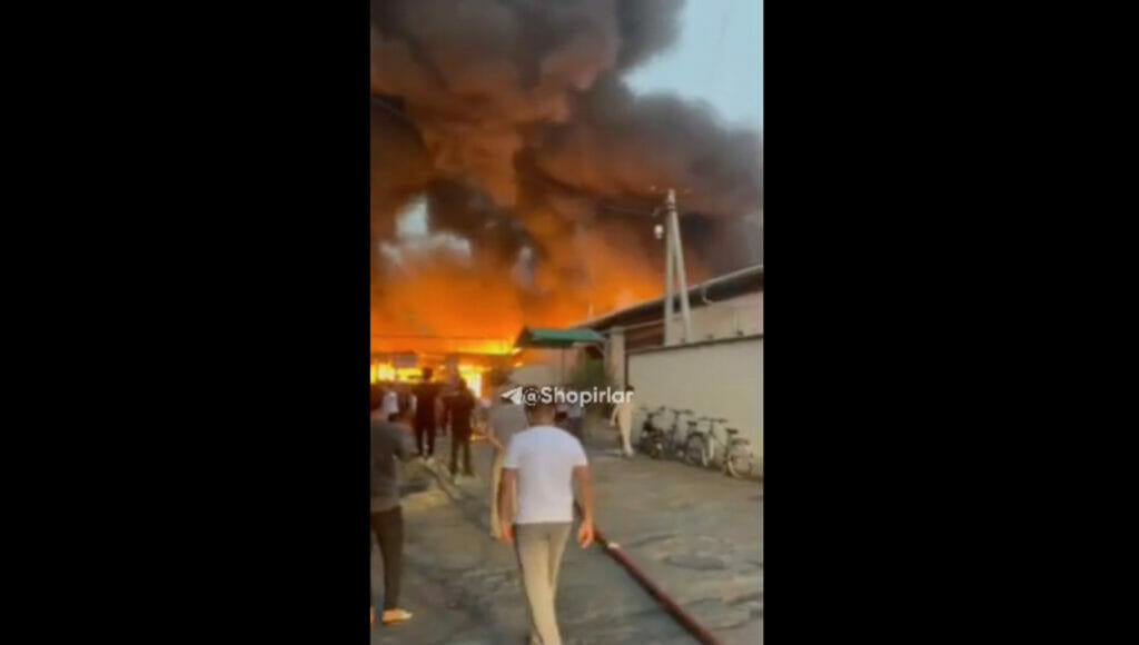 В Коканде горит торговый комплекс