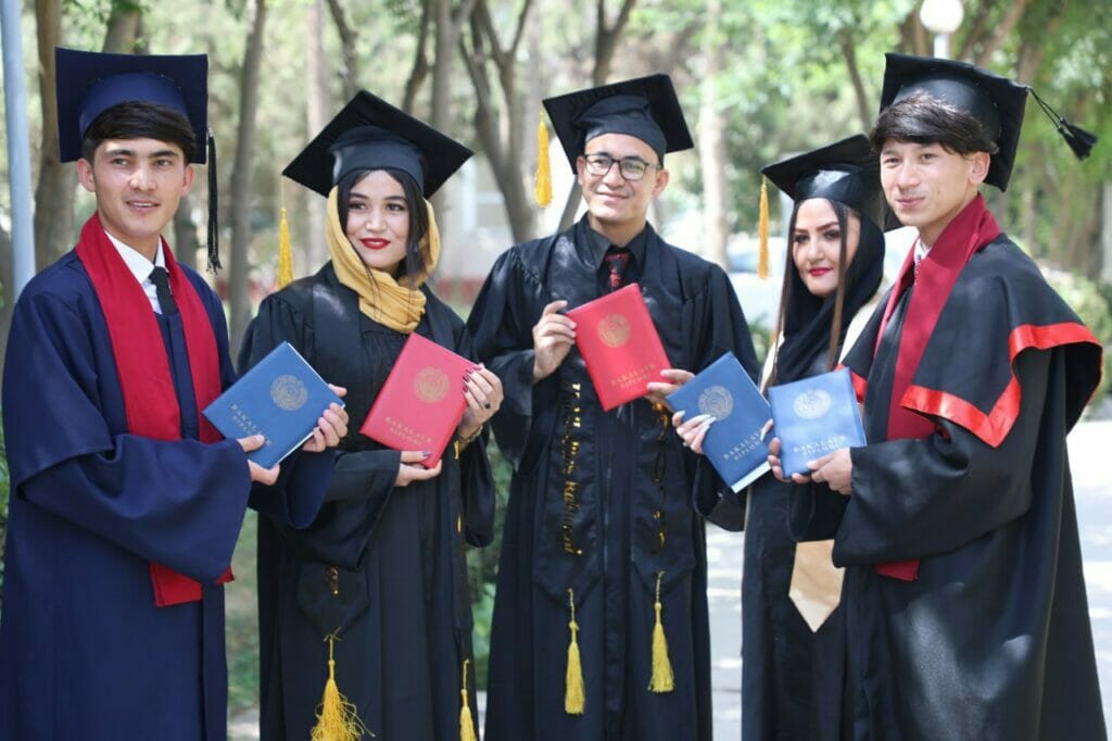 В Термезе 111 афганцев получили дипломы бакалавра