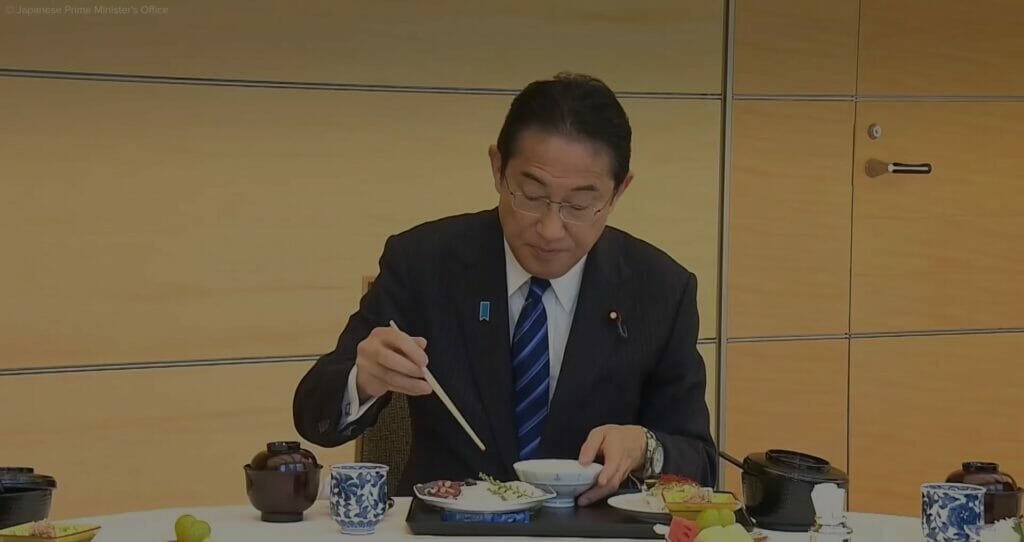 Премьер-министр Японии попробовал рыбу из Фукусимы
