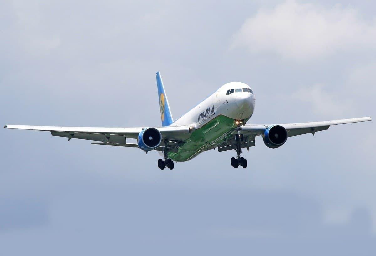 Самолет Uzbekistan Airways