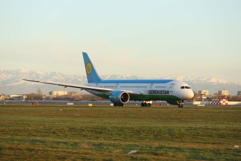 Есть самолет ташкент. Самолет Ташкент. Uzbekistan Airways. Авиарейс Сочи Ташкент. Silk Avia авиакомпания Узбекистан.