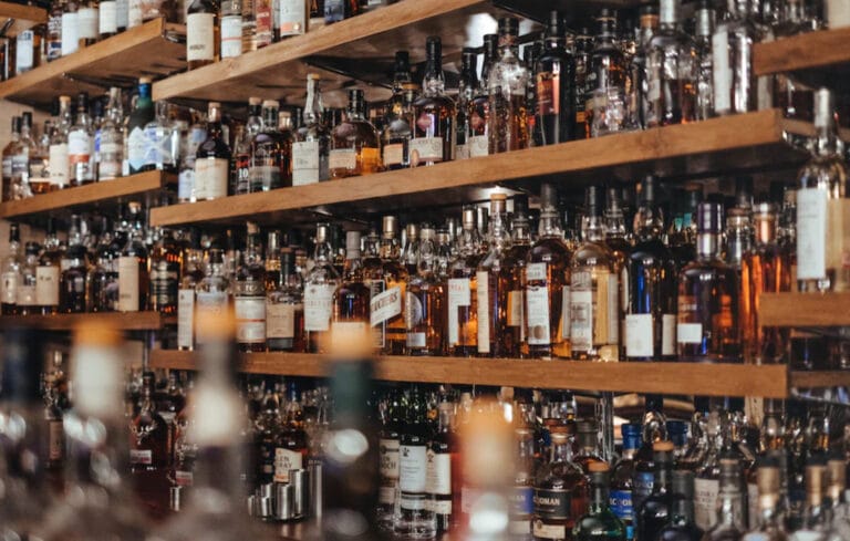 ISSV O‘zbekistonda spirtli ichimliklar va sigaretalar sotish uchun litsenziyalar beradi va uni bekor qiladi