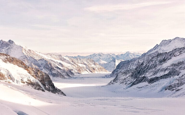 Снегопад остановил движение через  перевал «Камчик»