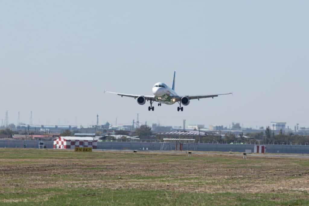 Самолет UzAirways в воздухе