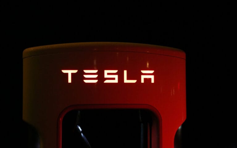 Tesla arzon elektromobillar ishlab chiqarishni rejalashtirmoqda