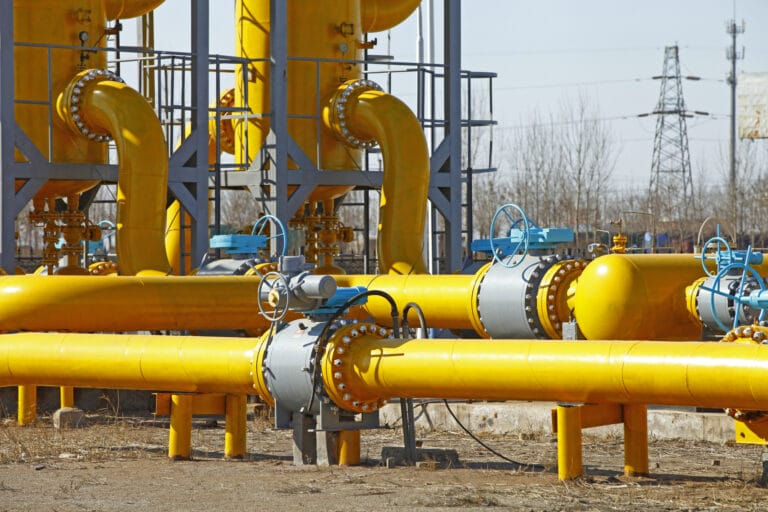 Oil Prices Steady Amid EU Sanctions and U.S. Tariff Uncertainty