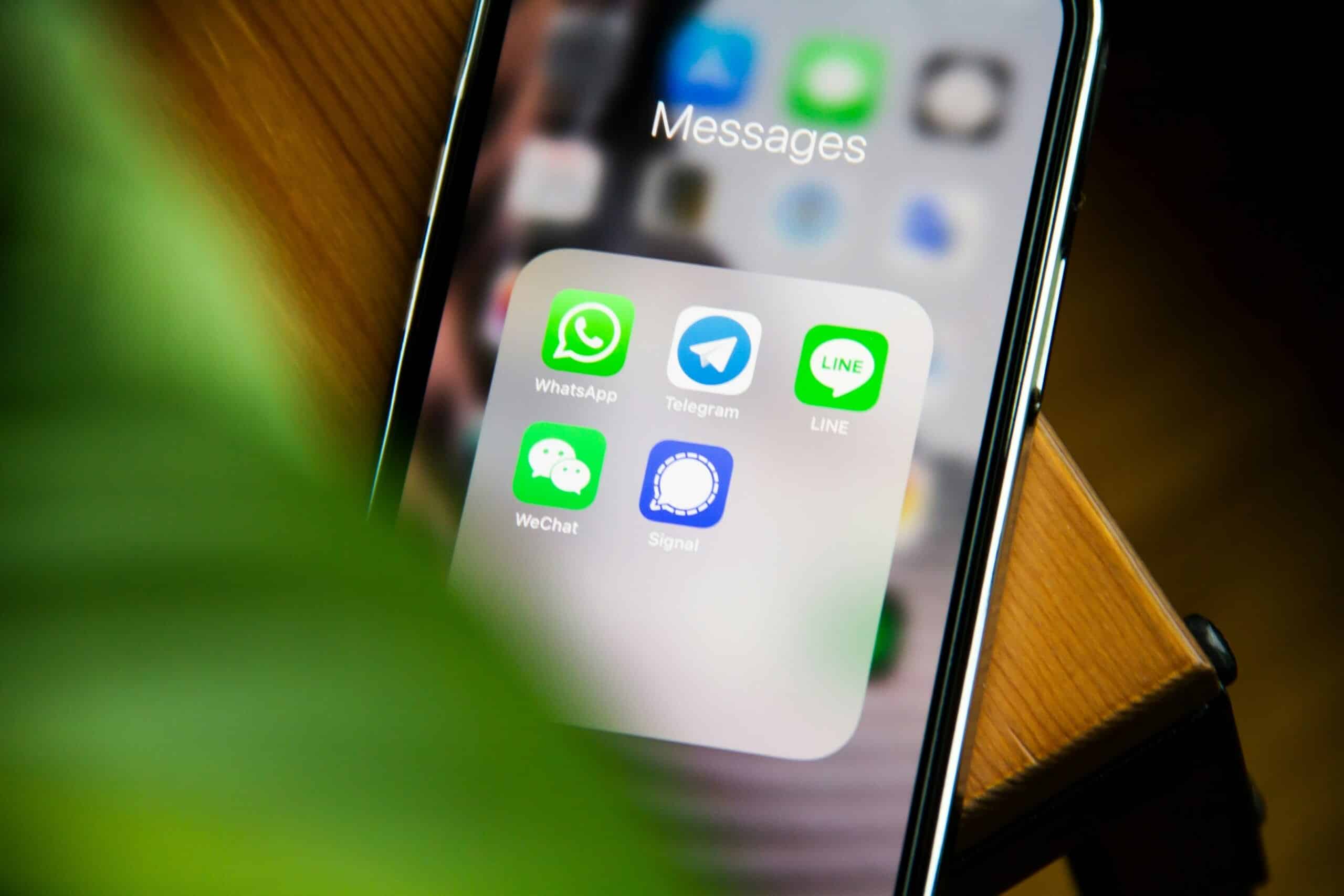 Иконка Telegram на экране смарфона