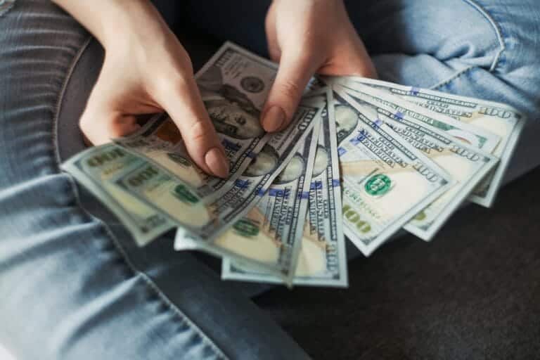 Dollar kursi yana keskin tushdi — qariyb 60 so‘mga