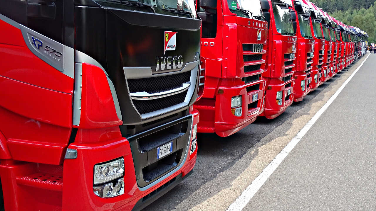 Haqiqiy majburiy jinsiy aloqa Ayol mushukining porno tasodifiy chaqnashlari