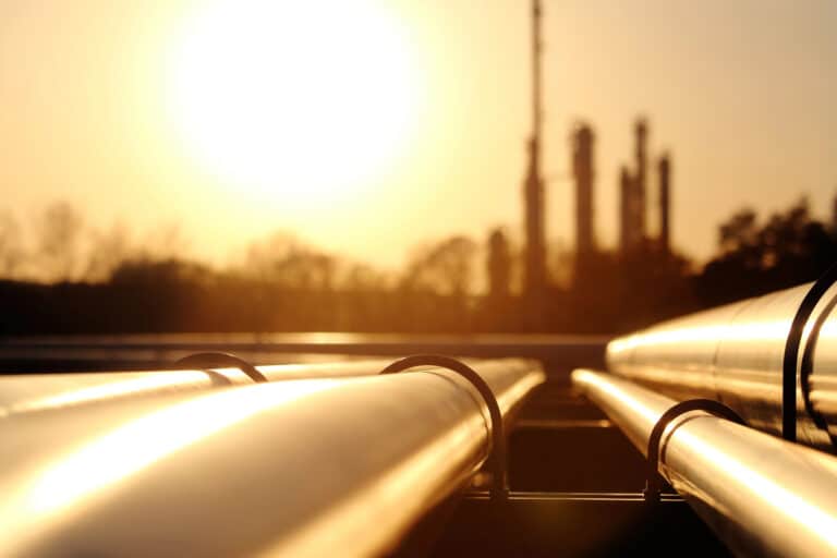 Oil Prices Edge Higher on Supply Concerns and Middle East Risks