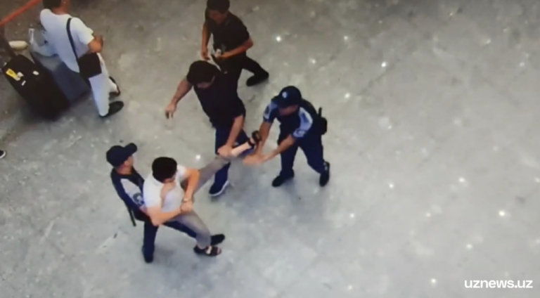 В ташкентском аэропорту пьяный узбекистанец пытался подраться с правоохранителями — видео