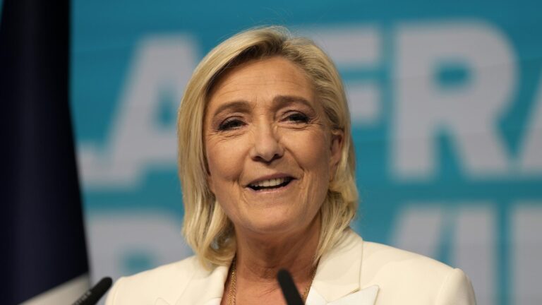 В первом туре парламентских выборов во Франции победили правые