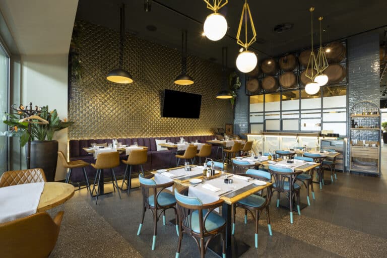 Raqobat qo‘mitasi restoran va kafelarni qo‘shimcha to‘lovlar bo‘yicha ogohlantirdi