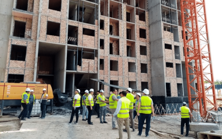Qurilish vazirligi uy qurish uchun ruxsatnomaga pora berish bo‘yicha izoh berdi