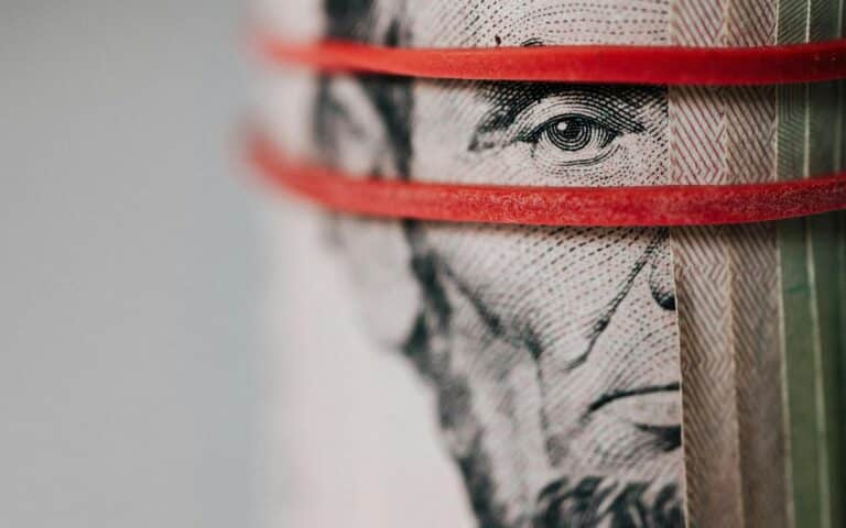 «Biz siyosatni sal o‘zgartirdik» — Markaziy bank dollar kursi o‘zgarishi haqida