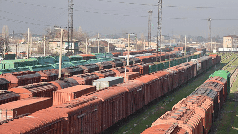 O‘zbekiston va Tojikiston chegarasida kuniga 6 juft yuk poyezdi qatnaydi