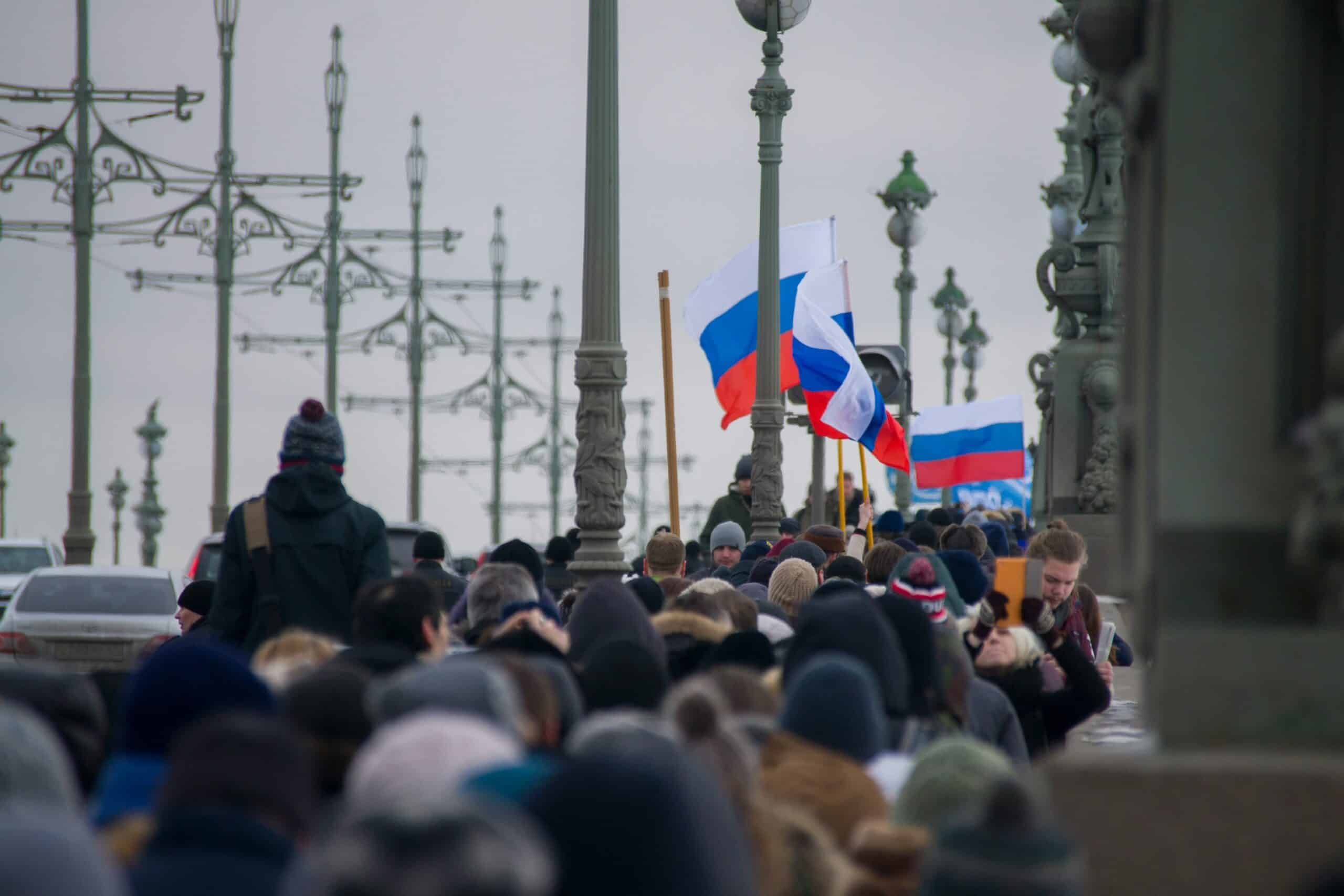 люди идут с российскими флагами