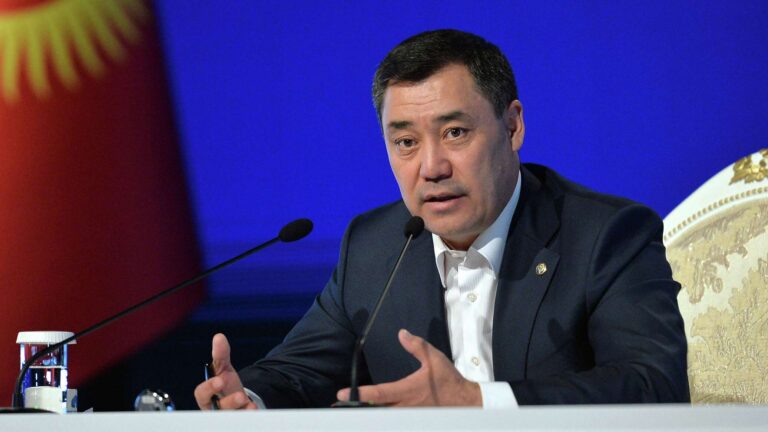 Sadir Japarov qizining bolalarga sovg‘a tarqatganiga izoh berdi