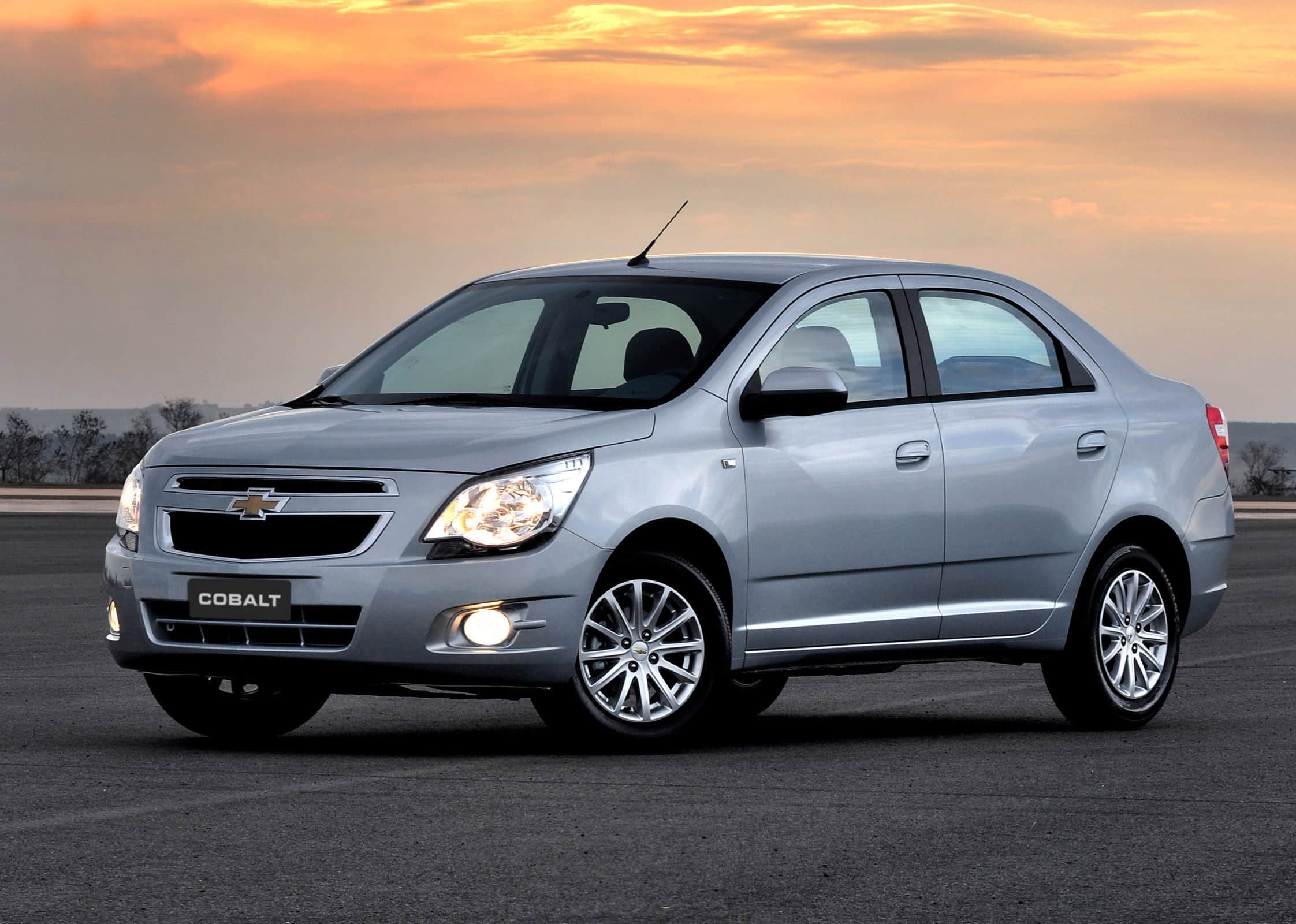 Автомобиль Chevrolet Cobalt серый