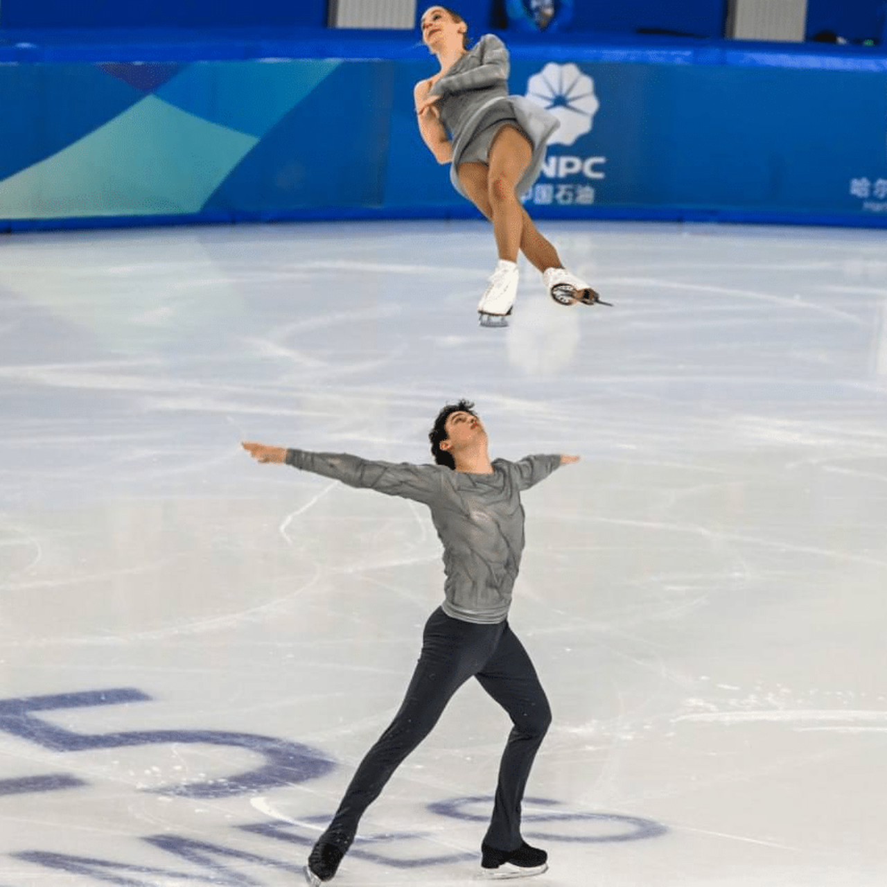 Onlayn porno tomosha qilish: Ogziga, chuqur tomoqqa juda qattiq sikish Ukrainalik porno massaj