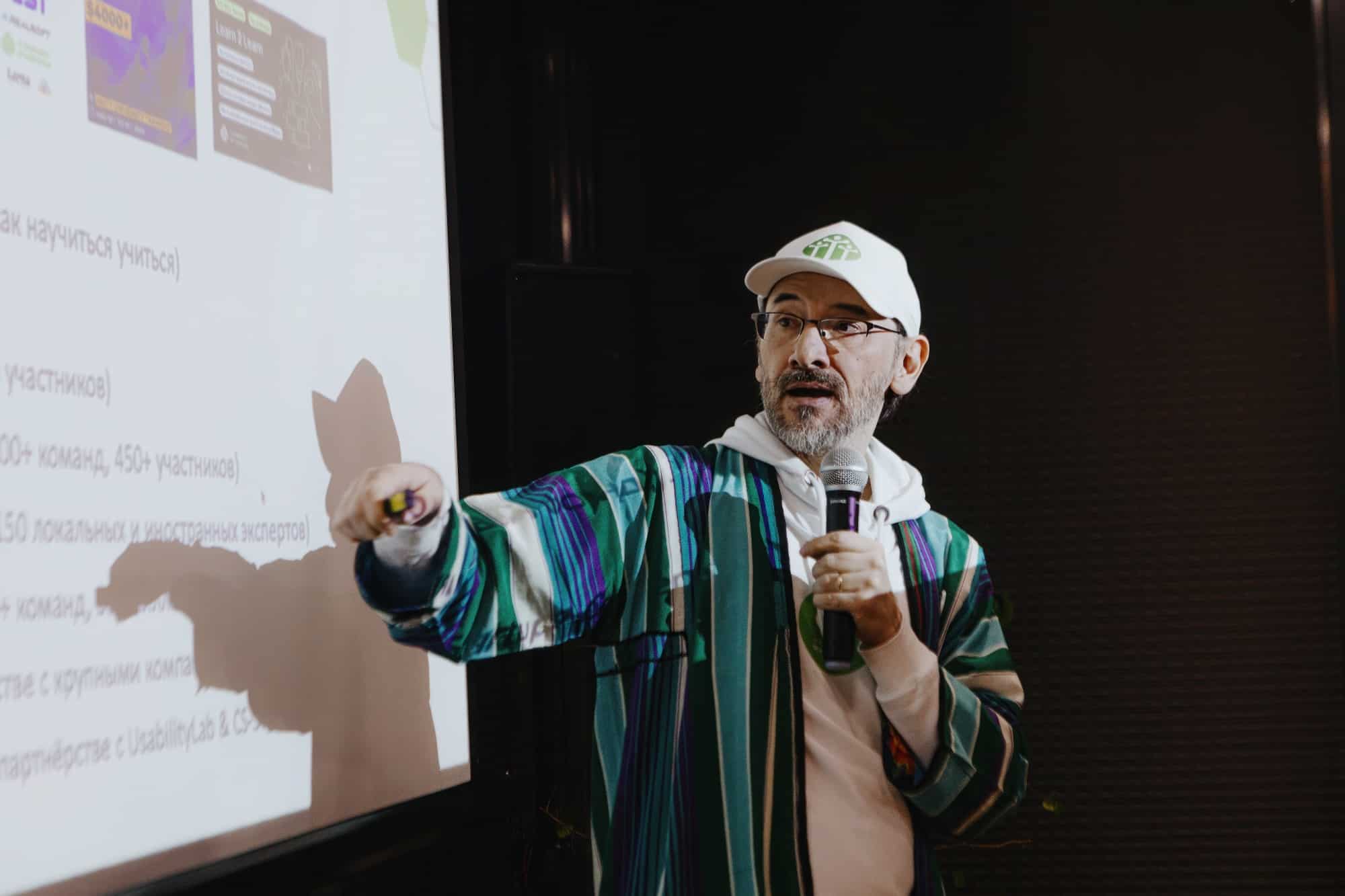 Шавкат Каримов, глава IT-сообщества Узбекистана, выступает с презентацией.