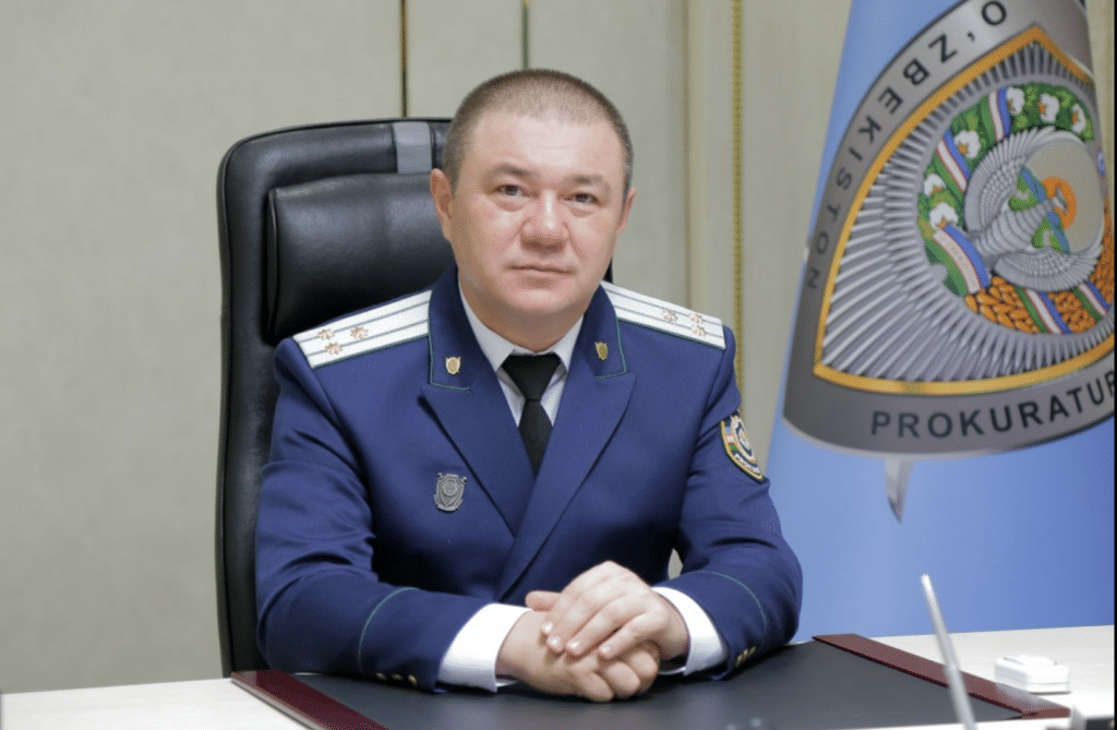 Ботир Кудратходжаев сидит за рабочим столом