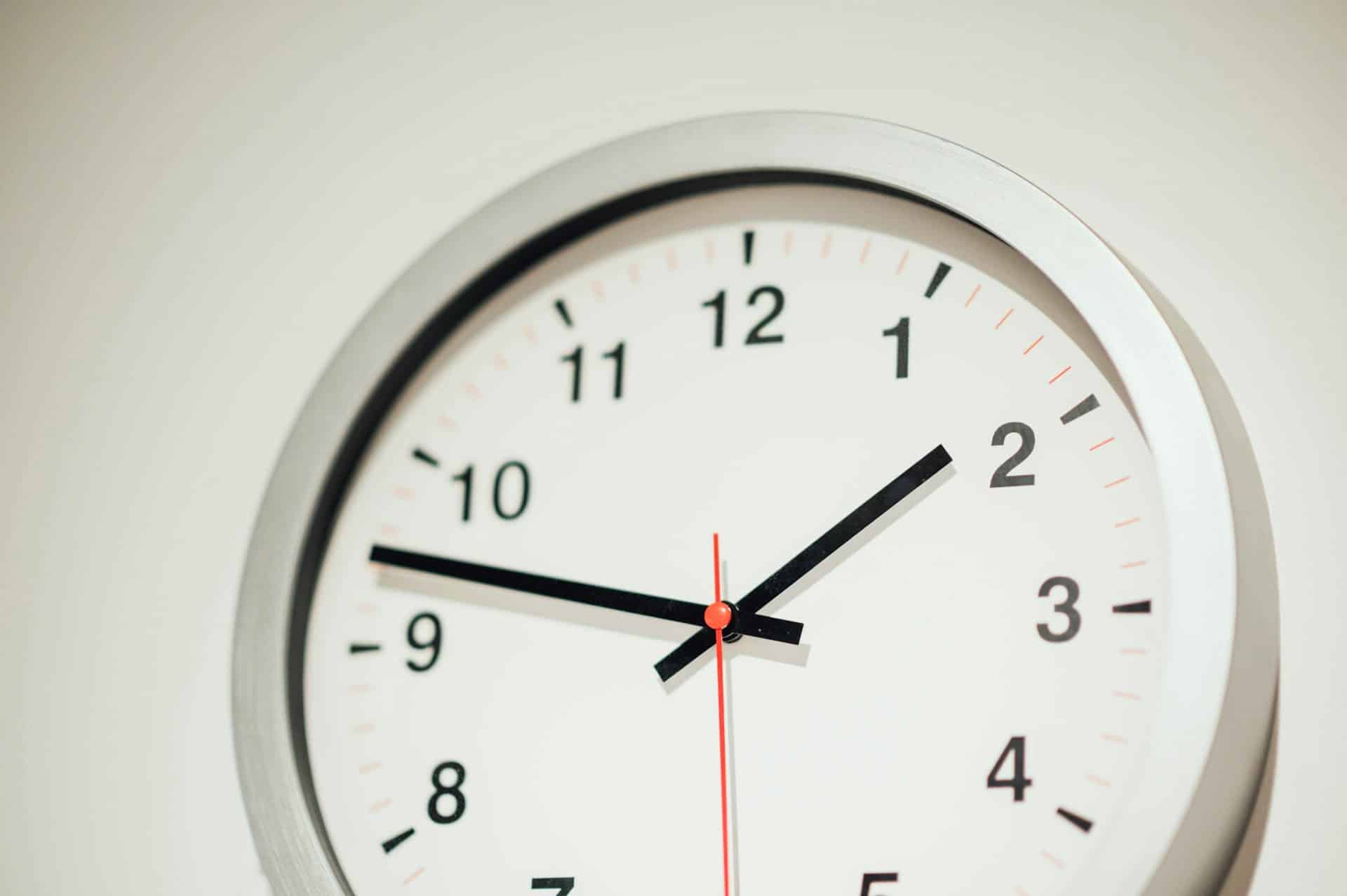часы на стене, часы показывают 13:47