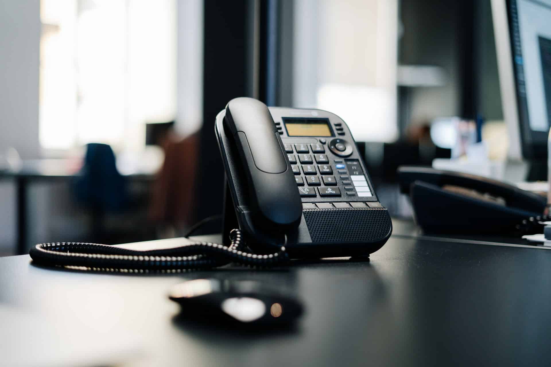Черный телефон в Call-центре