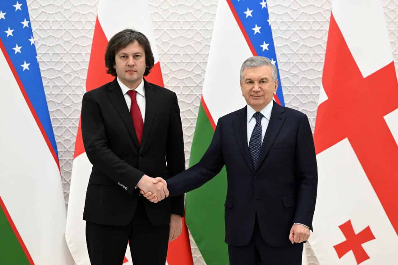 Президент Узбекистана Шавкат Мирзиёев и премьер-министр Грузии Ираклий Кобахидзе