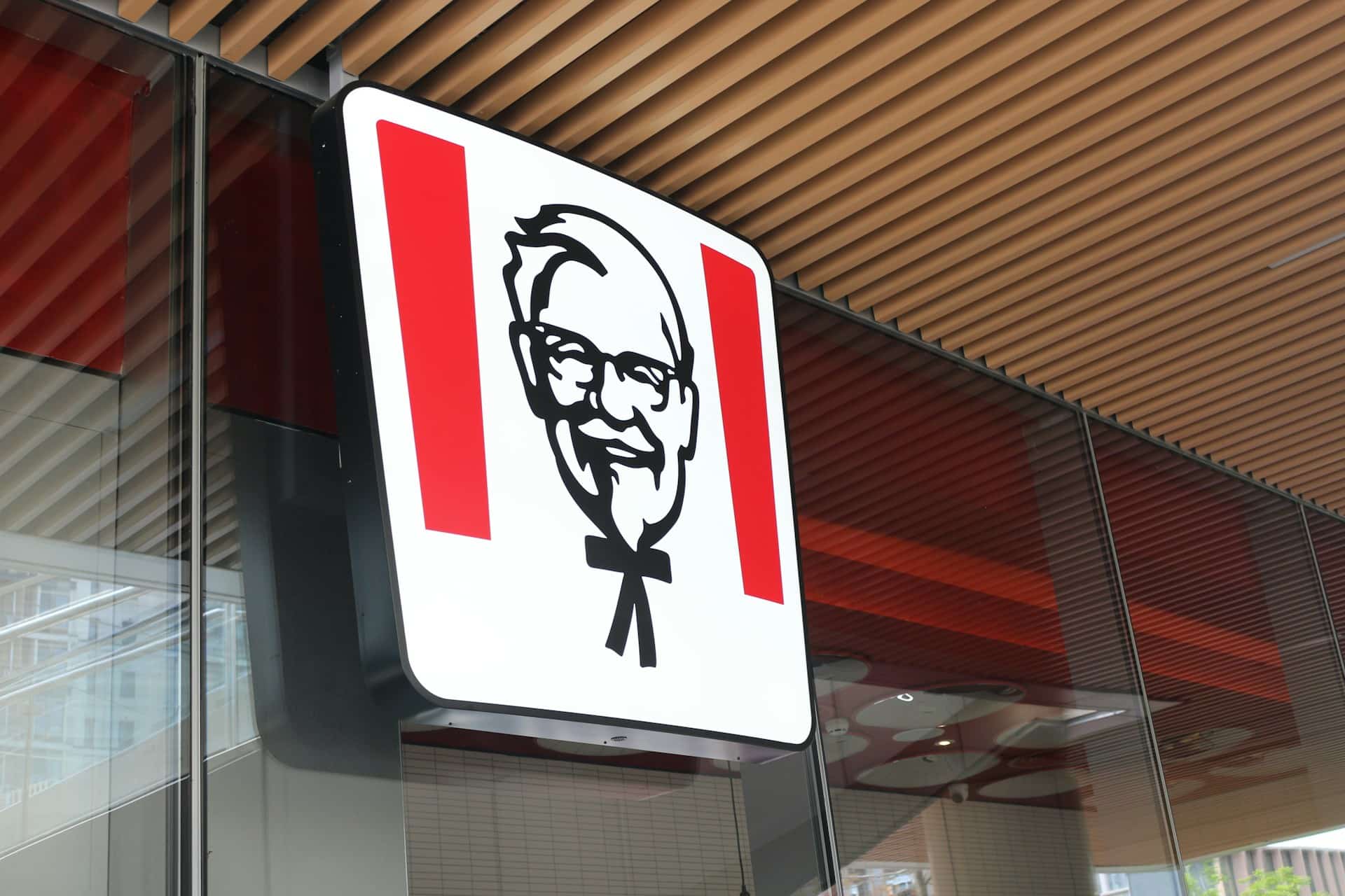 вывеска KFC, полковник Сандерс