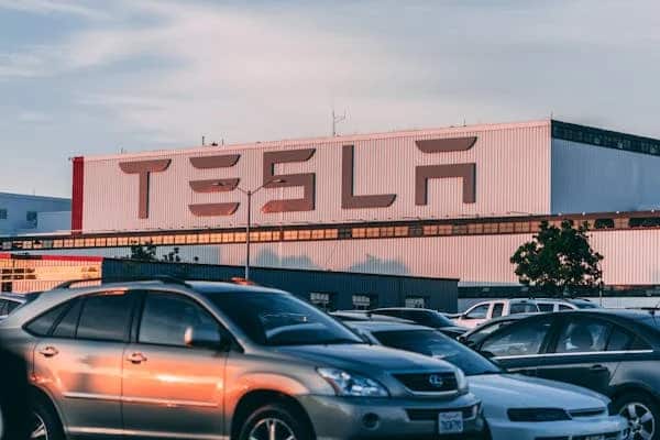 Treyderlar Tesla aksiyalarining pasayishi ortidan $16,2 mlrd foyda koʻrgan