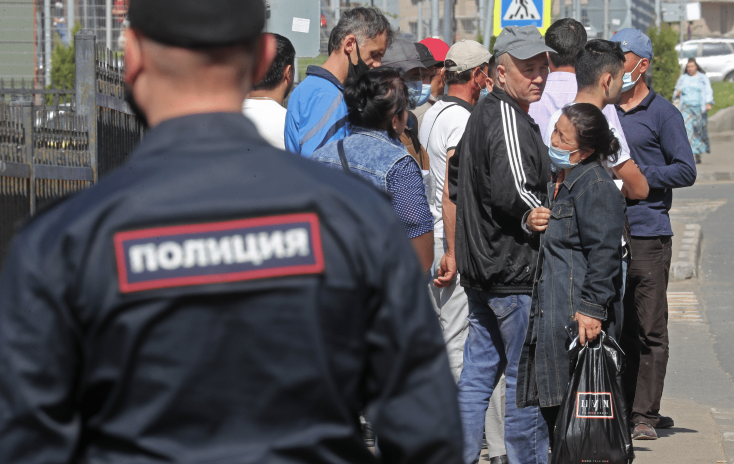 Сотрудник полиции РФ стоит спиной