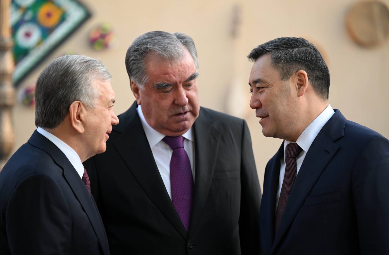 Мирзиёев, Рахмон и Жапаров беседуют