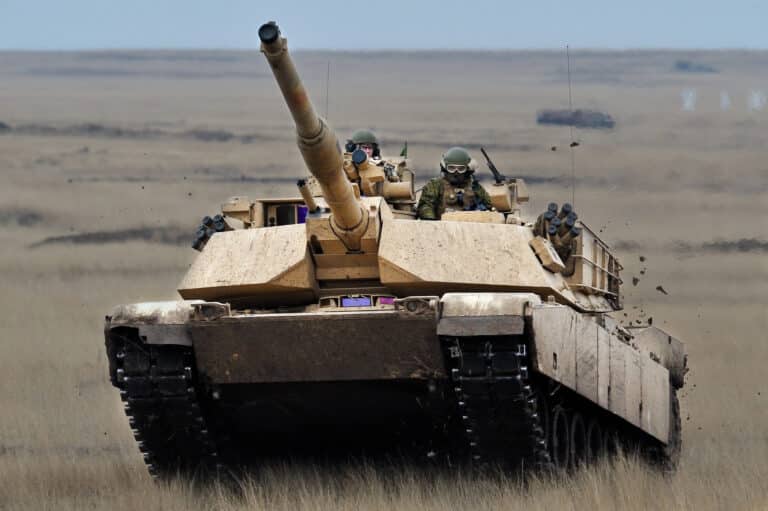 США отпразднуют юбилей армии парадом с танками и собакой