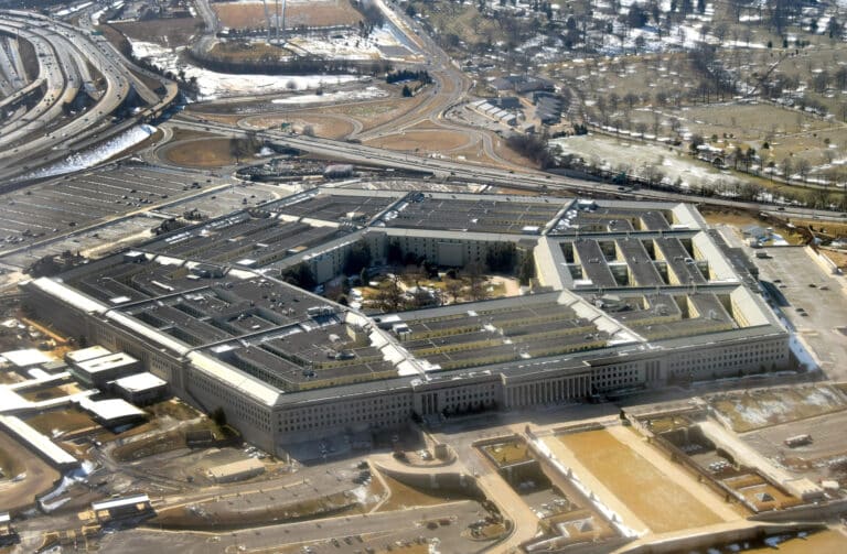 Pentagon xodimi maxfiy ma’lumotlarni chet elga uzatishga uringani uchun hibsga olindi