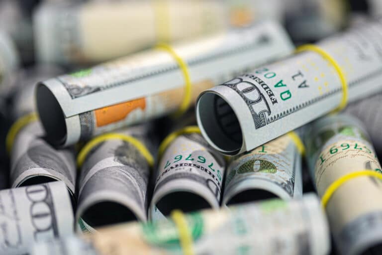 Dollar ikki kunda yuz so‘mga arzonladi