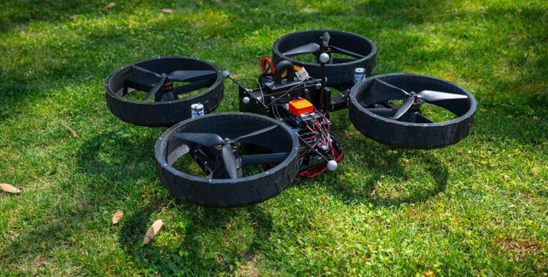 Havoda ham, yerda ham harakatlana oladigan robot yaratildi — video