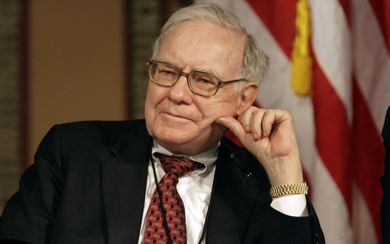 94 yoshli Uorren Baffet Berkshire Hathaway boshqaruvini Greg Abelga topshirmoqda