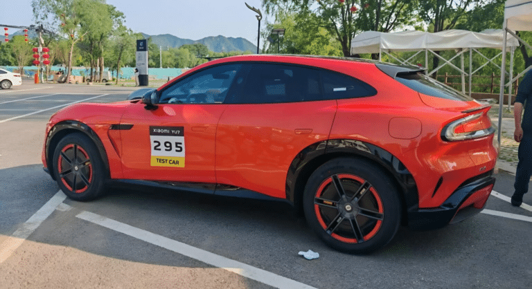 Xiaomi'ning so‘nggi YU7 avtomobili birinchi marta lava orange rangda namoyish etildi