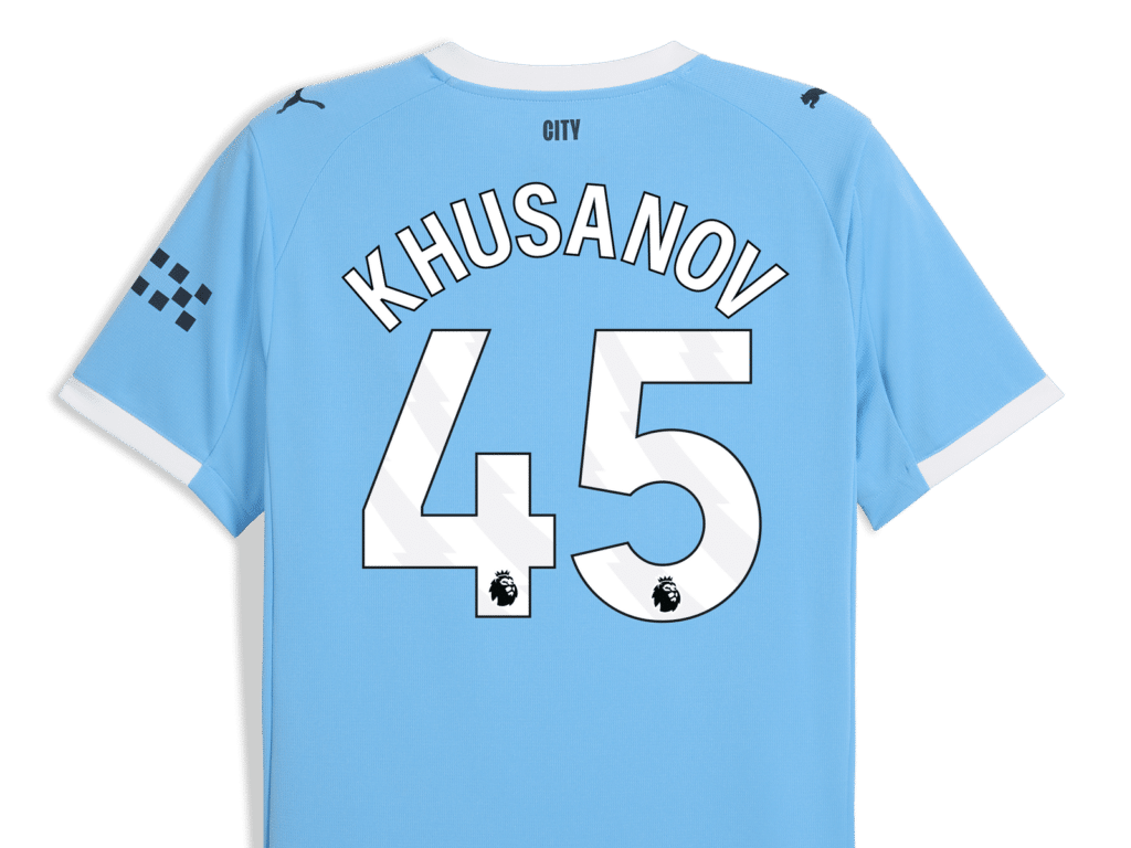 Abduqodir Husanov nomi tushirilgan yangi “Manchester Siti” futbolkalari sotuvga chiqdi / Foto: Manchester City / instagram