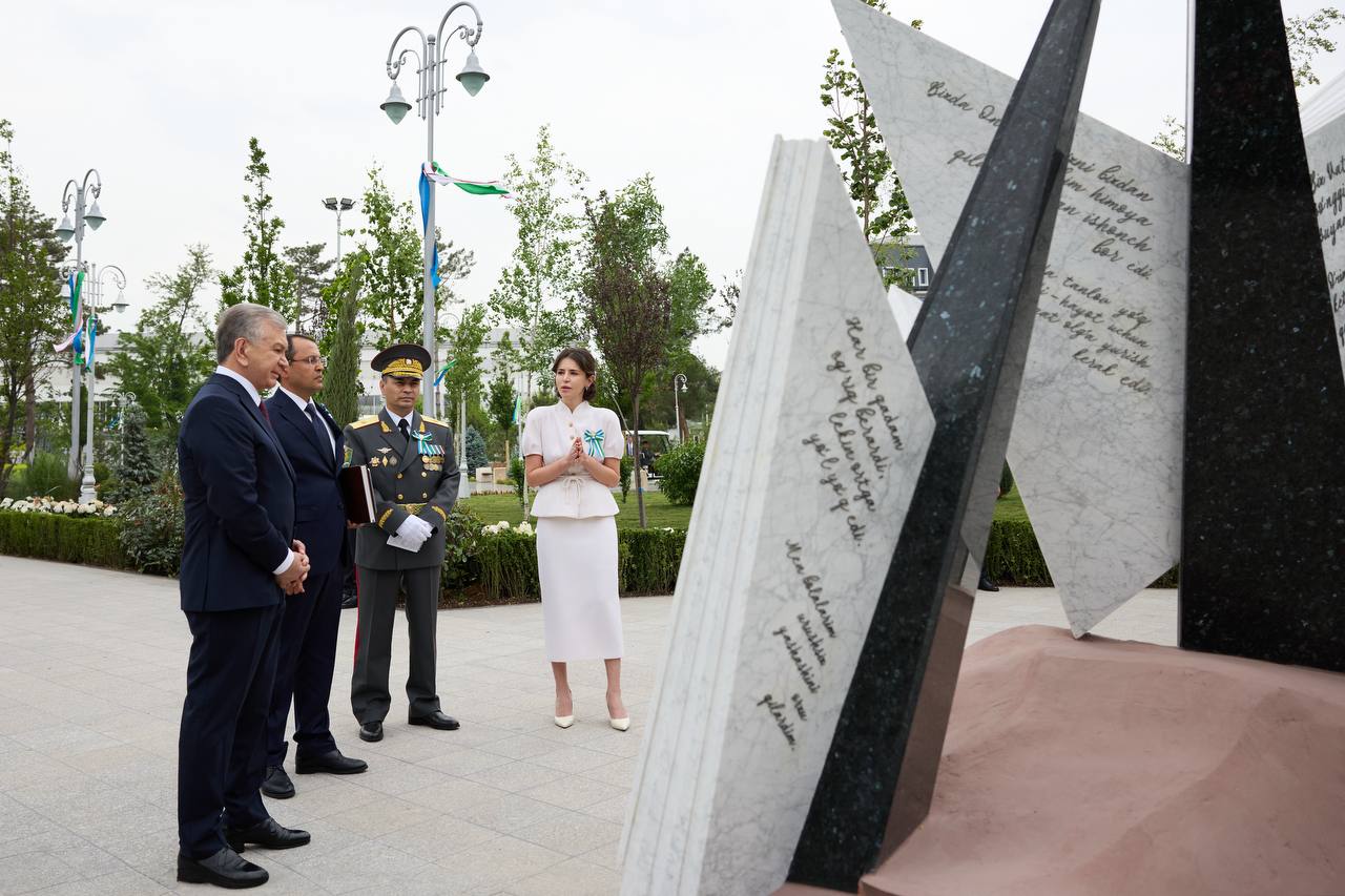 Президент Узбекистана Шавкат Мирзиёев на открытии монумента «Свет памяти» в Ташкентском парке победы