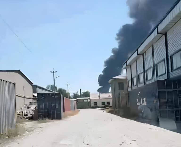 Крупный пожар вспыхнул в промзоне Ташкента