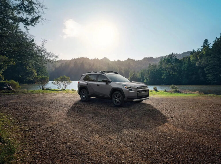 Toyota kompaniyasi avtomobillarining narxini oshiradi