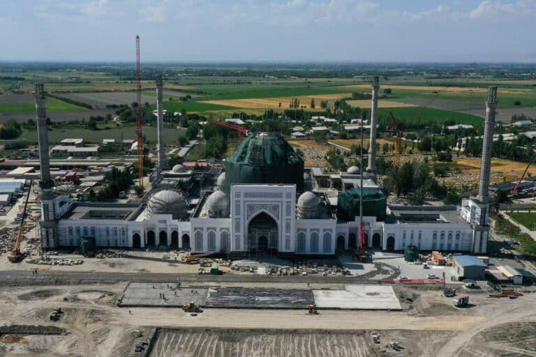 Шавкат Мирзиёев посетил мавзолей Имама Бухари в Самарканде