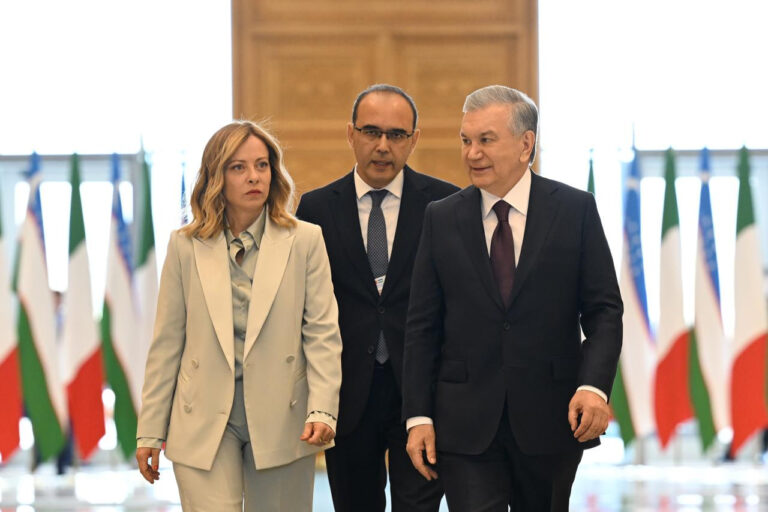 Italiya bosh vaziri tantanali kutib olindi — foto