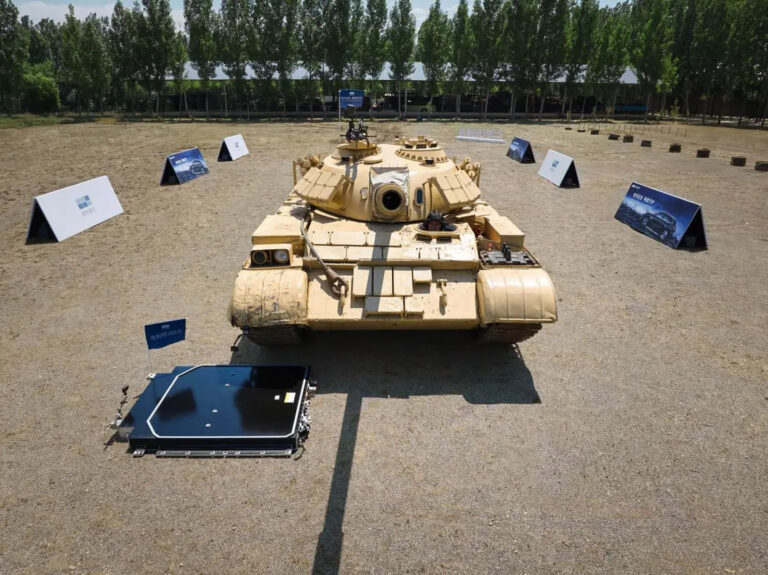 Geely Galaxy E5’ning batareyasi 36 tonnalik tank yordamida sinovdan o‘tkazildi