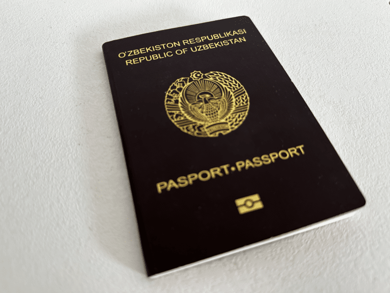 Депортированных узбекистанцев лишат загранпаспортов на два года