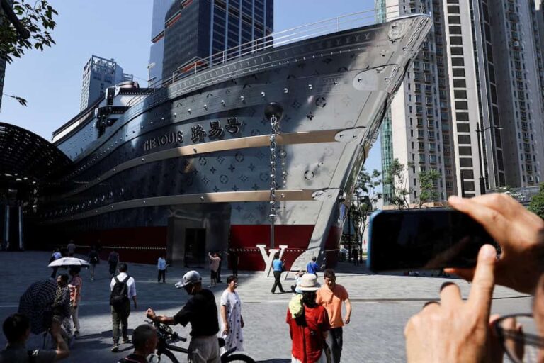 Louis Vuitton открыл здание в Шанхае в виде корабля